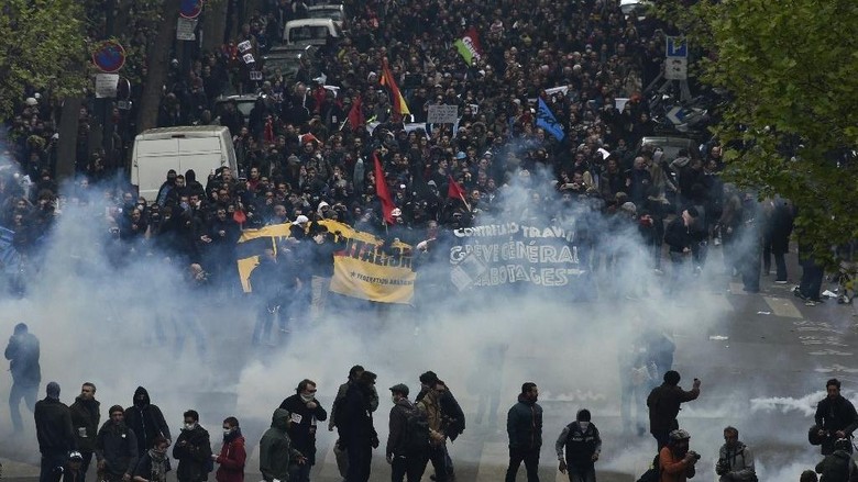 Demo Menolak Reformasi UU Buruh di Paris Ricuh